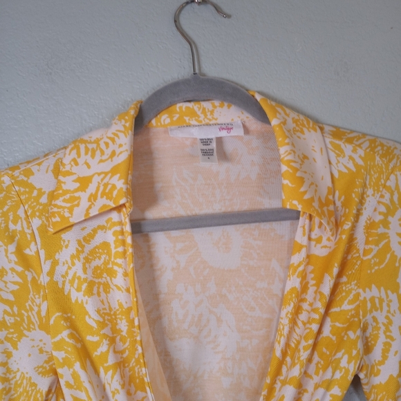 Diane Von Furstenberg Silk Vintage  Floral Deep V Neck Iconic 90s Retro Wrap Top - Picture 3 of 8